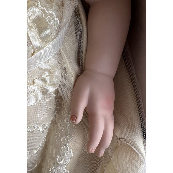 COMMEMORATIVE ADDITION VINYL ROYAL DOLL 2013 Item RD01 - Picture 8 of 16